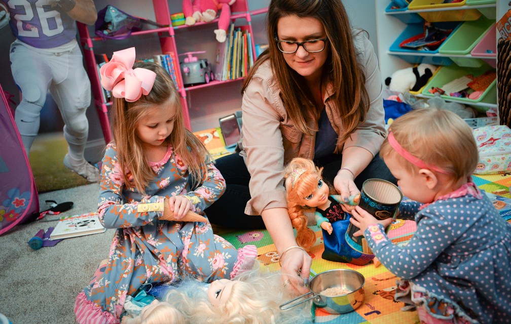 Mom helping other moms: Amy Chambers donates extra breast milk to those in need 