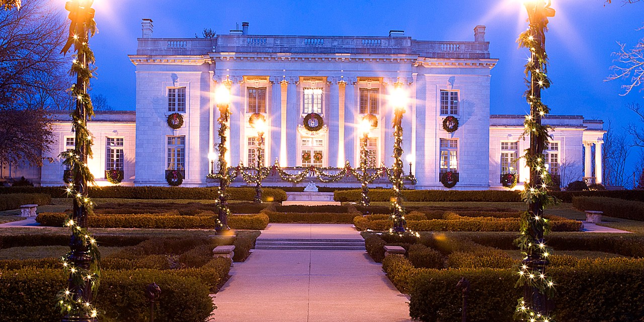 Wreaths abundant in downtown Frankfort